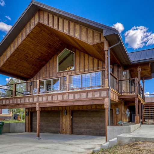 A/C Cloud Cap Home w/Lake Views!