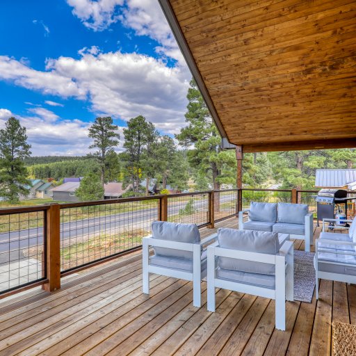 A/C Cloud Cap Home w/Lake Views!