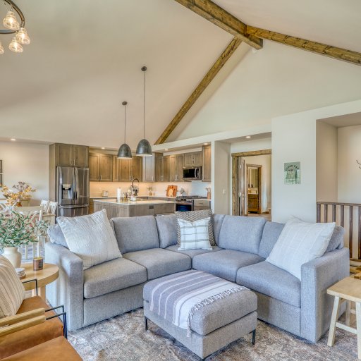 A/C Cloud Cap Home w/Lake Views!