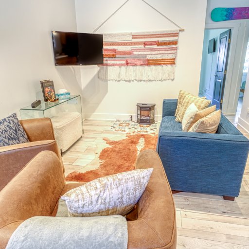 Living room w/corner TV 