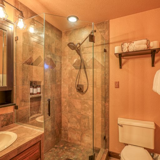 Hot Tub & Pet Friendly Forest Hideaway
