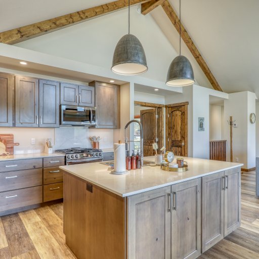 A/C Cloud Cap Home w/Lake Views!